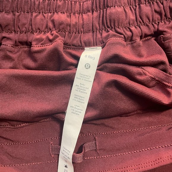 Lululemon Size 8 Hotty Hot 2.5" Short - Picture 3 of 3